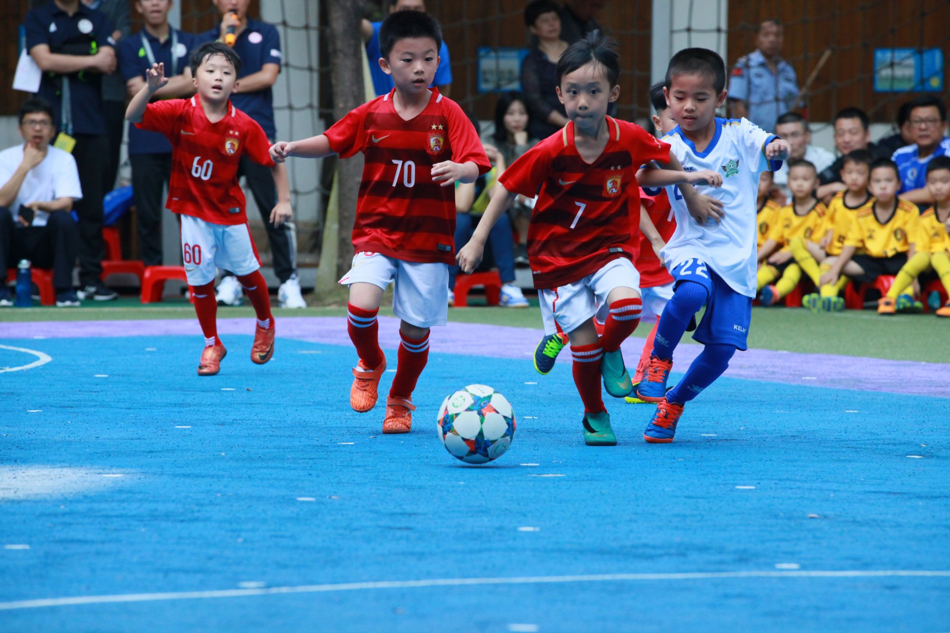 18岁“杜锋接班人”惊艳表现，广东男篮迎来新‘锋线大脑’（18岁杜锋接班人闪耀全场，广东男篮迎来锋线新大脑）