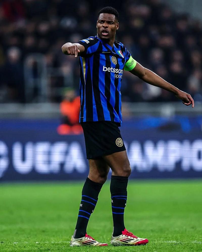 普通市民梅先生，一对情侣拍摄约会视频意外将梅西也录入其中