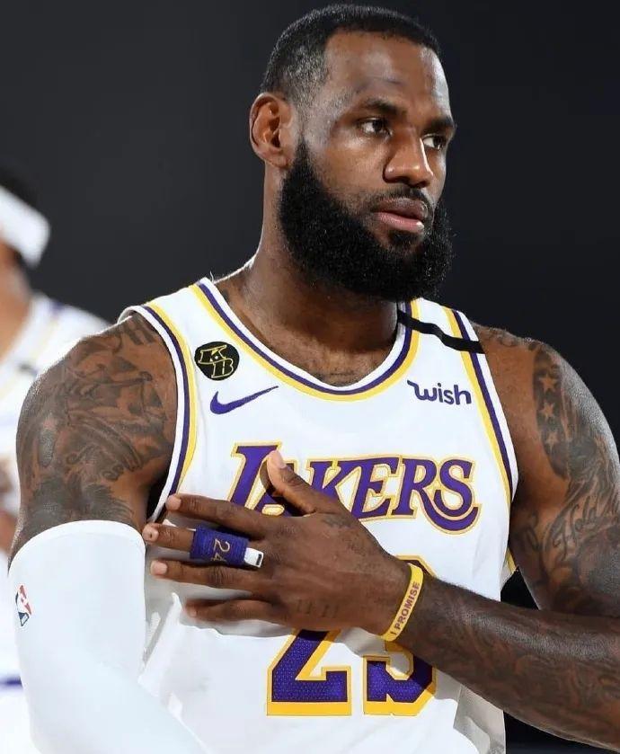 萨里：VAR工作区可以放到替补席对面，否则容易造成冲突（萨里建议将VAR区域设在替补席对侧，以免引发冲突）