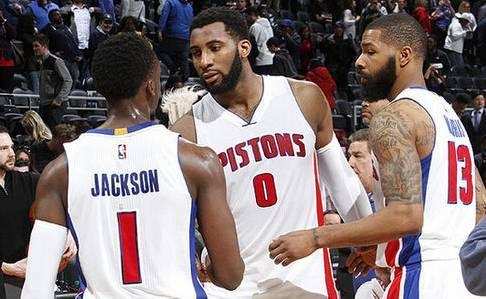 氛围轻松，维尼修斯在训练中穿裆主帅阿隆索（轻松一刻：维尼修斯训练场穿裆主帅阿隆索）